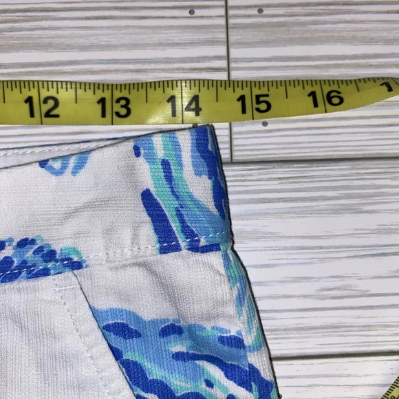 Lilly Pulitzer Buttercup Scalloped Short 00 - Picture 2 of 8